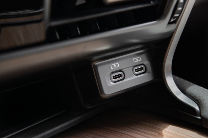 Egy hibrid SUV, amit jó vezetni – Itt az új Lexus RX 20 | Vezess Egy hibrid SUV, amit jó vezetni – Itt az új Lexus RX 20