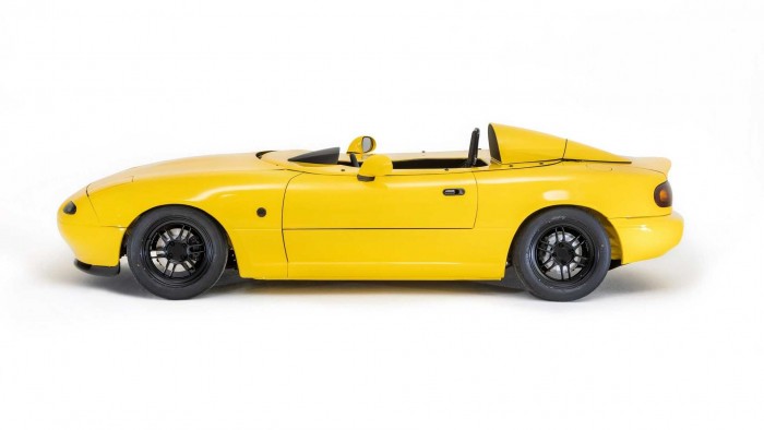 Bogarakkal teli széles vigyort ígér a vad és meztelen Mazda MX-5 4