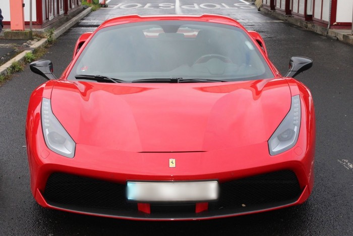Ferrari érkezett a magyar határra, azonnal lefoglalták a rendőrök