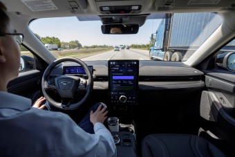 Ösztönösen húzódik el a veszélytől az önvezető Ford