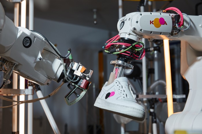 Robotcipész javítja a Nike-lépőket