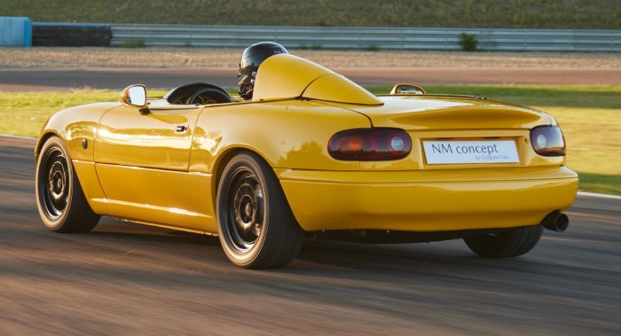 Bogarakkal teli széles vigyort ígér a vad és meztelen Mazda MX-5 3