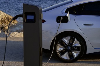 Magától fizet az elektromos BMW a töltésért