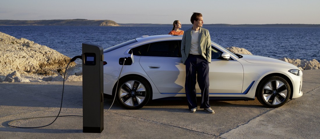 Magától fizet az elektromos BMW a töltésért