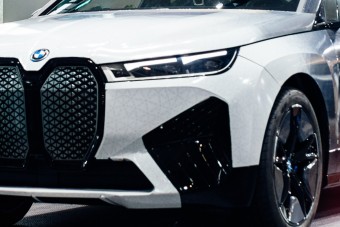 Extrém tudású villanyautót fejleszt a BMW