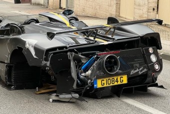 Utcai versenyen zúzták le a 7 milliárdnyit érő szuperautót