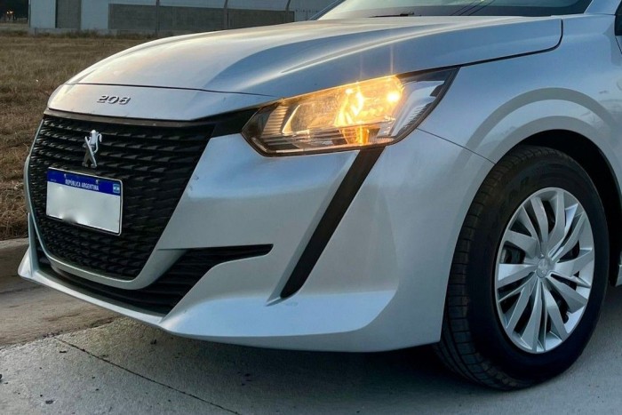 Szürreálisan megnyújtották ezt a Peugeot-t, mindenki messziről kerülné