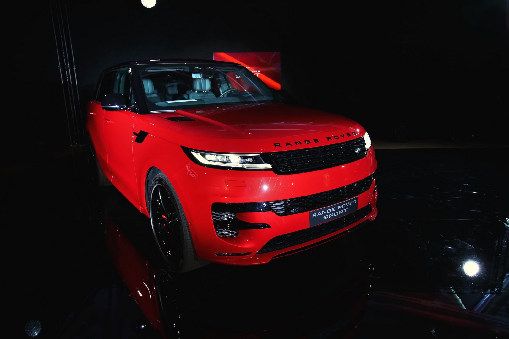 Hibrid is lehet a gazdagok új játékszere – Itthon az új Range Rover Sport! 4