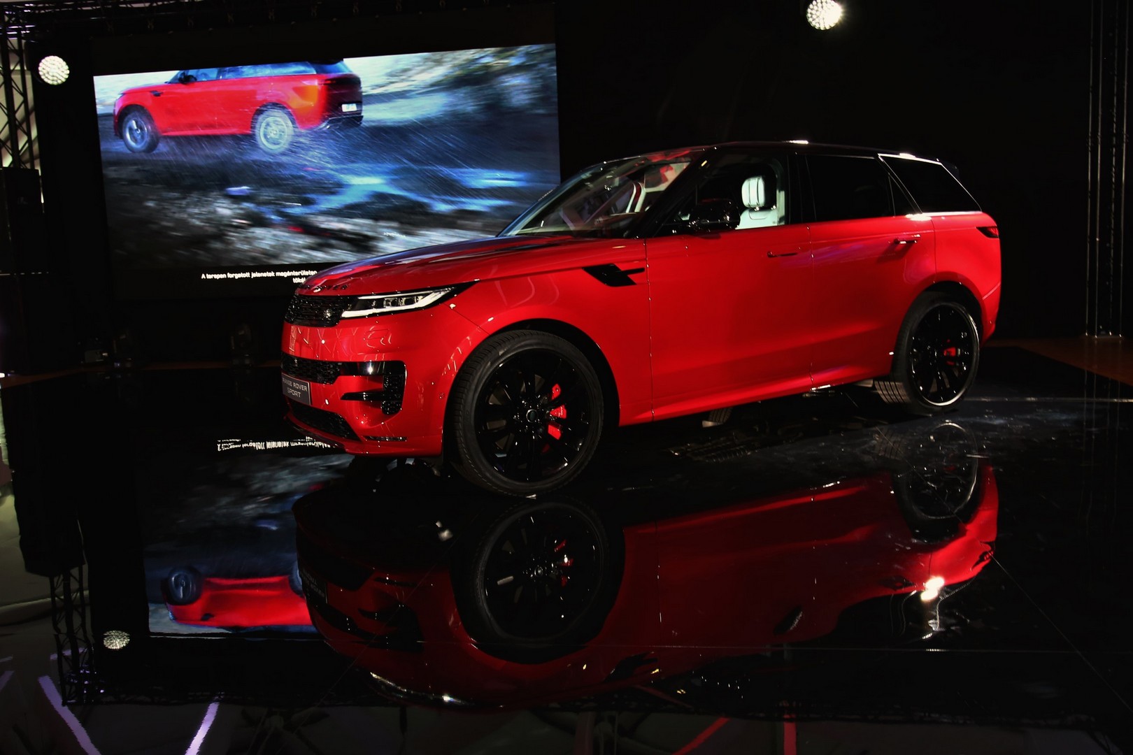 Hibrid is lehet a gazdagok új játékszere – Itthon az új Range Rover Sport! 9