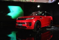 Hibrid is lehet a gazdagok új játékszere – Itthon az új Range Rover Sport! 27