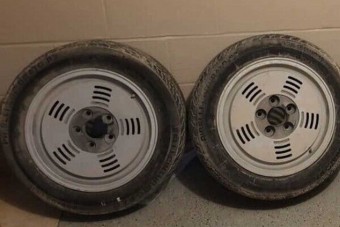 Mélyen a zsebébe kell nyúlnia annak, aki erre a legendás BMW felniszettre vágyik