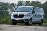 Ebben még tisztességes dízelmotor dolgozik – Renault Trafic 29