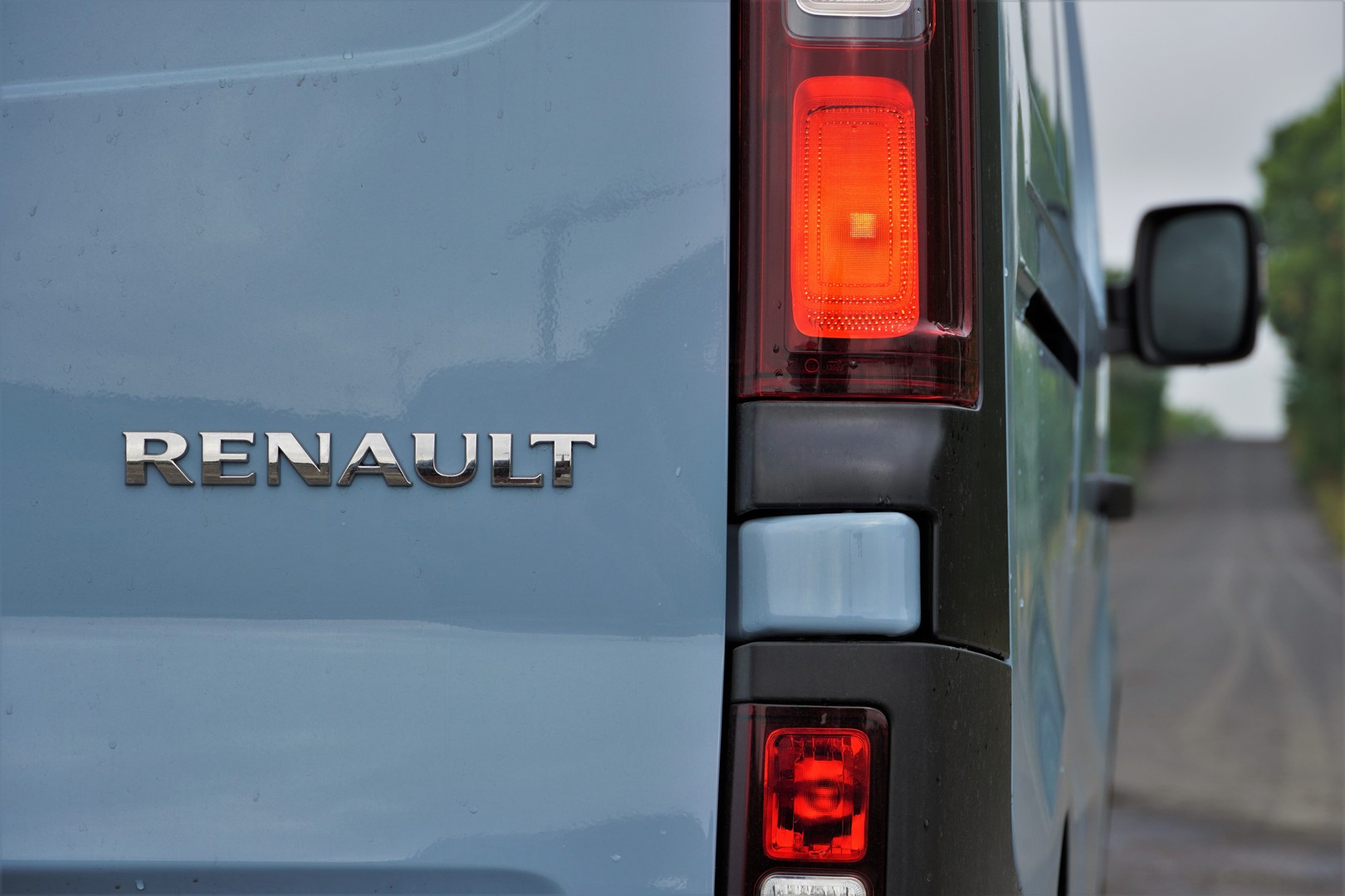 Ebben még tisztességes dízelmotor dolgozik – Renault Trafic 11