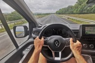 Ebben még tisztességes dízelmotor dolgozik – Renault Trafic 52