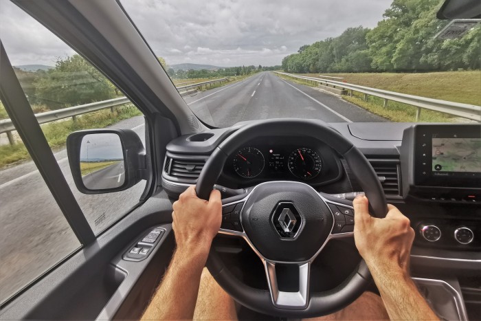 Ebben még tisztességes dízelmotor dolgozik – Renault Trafic 58 Ebben még tisztességes dízelmotor dolgozik – Renault Trafic 58