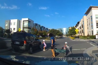 Vérfagyasztó felvétel, hajszálon múlott a gyerekgázolás