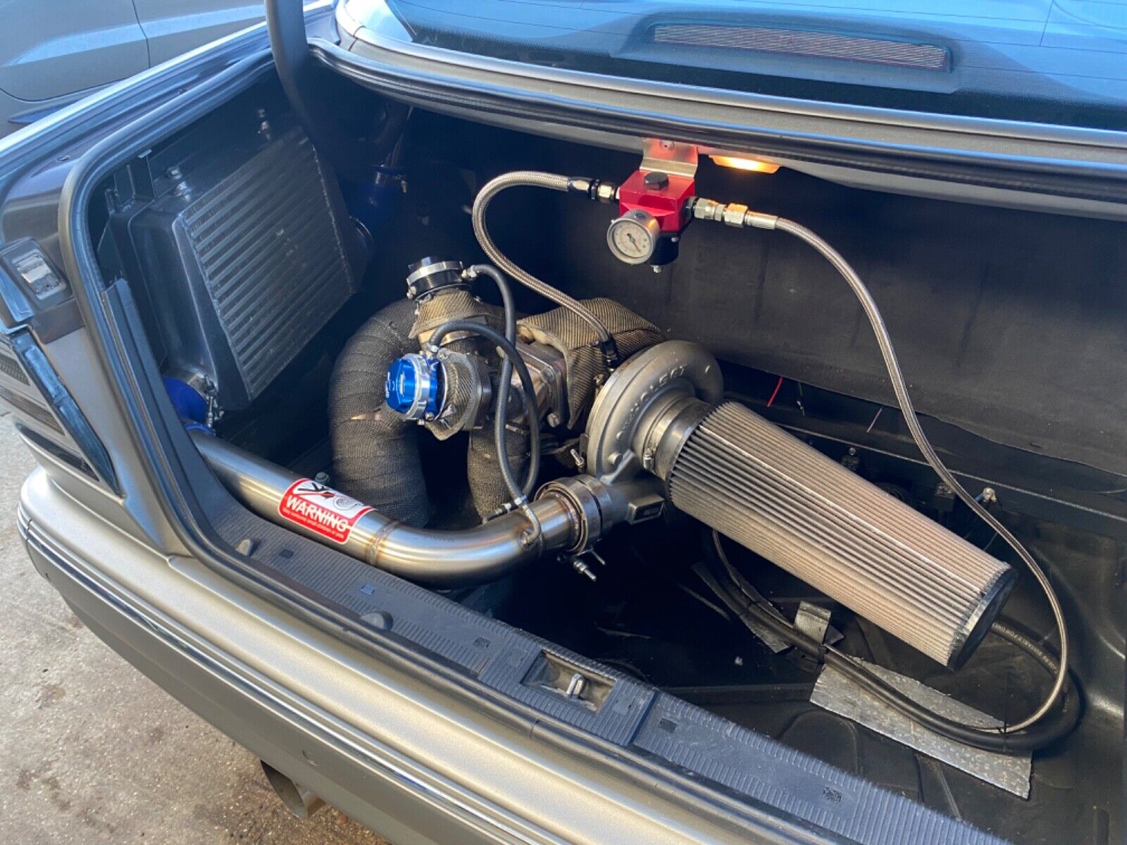 Váratlan meglepetés lapul ennek a Mercedesnek a farában 3