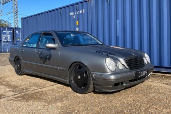 Váratlan meglepetés lapul ennek a Mercedesnek a farában