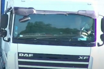 Menet közben kötötték be az övet, a drónról leselkedő rendőrök azonnal büntettek