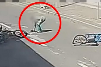 Úgy tett, mintha a baleset vérző fejű áldozatának segítene, de közben aljas módon lopott