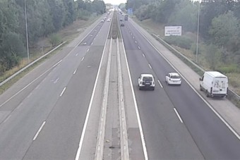 Több zsák szemetet dobált egy furgonos az M5-ös mellé