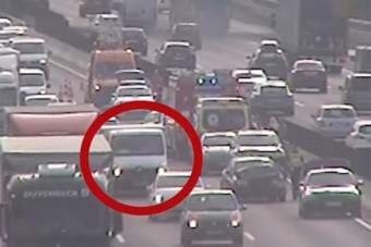 A tűzoltók orra előtt gyulladt ki egy kisteherautó az M0-son