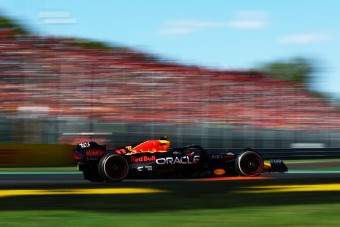 F1: Égő fékekkel ment, a kiesés szélén táncolt Pérez