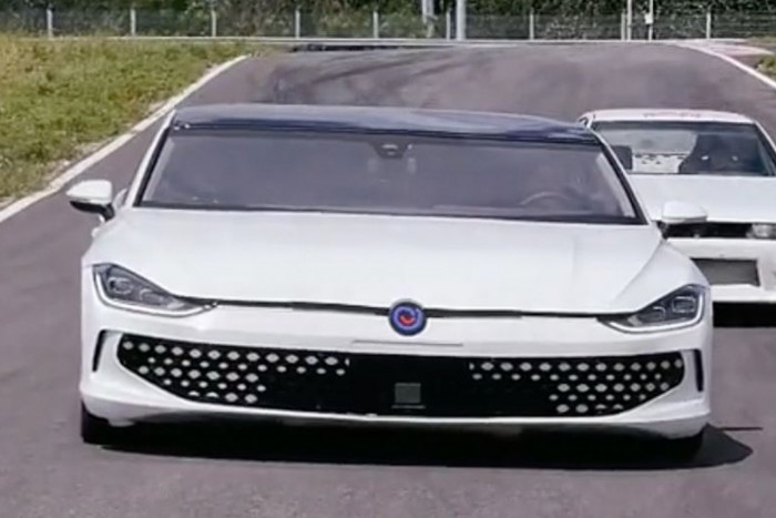 Őrület, de nem átverés ez a lapos tepsivé faragott Volkswagen