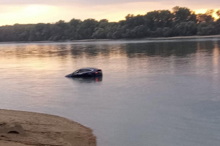 Tökölnél elsüllyedt egy Tesla 1