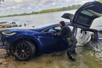 Képeken a Dunába süllyedt Tesla mentése