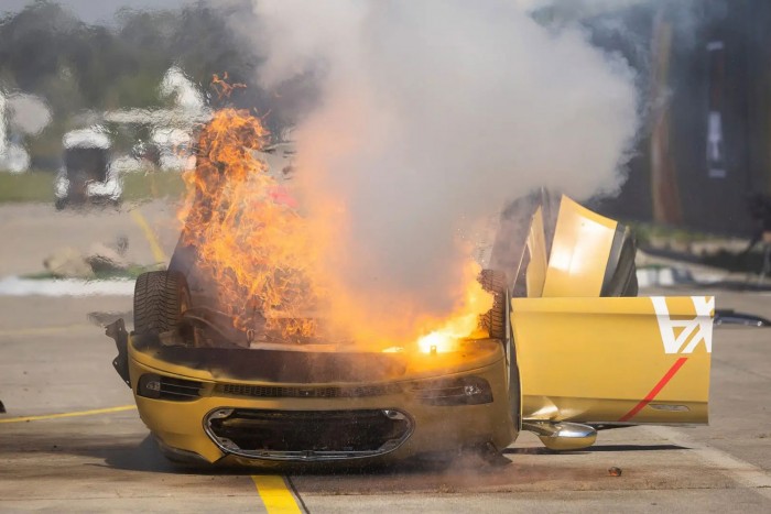 Kigyulladt a Tesla, a biztosító volt a hunyó