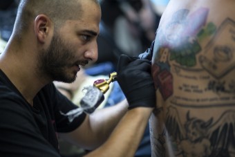 Fájdalommentesek és gyorsak lehetnek a jövő tetoválásai