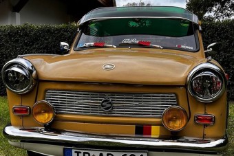 Új, egyéni rendszámot kapott egy hazai Trabant és nagyon jól áll neki