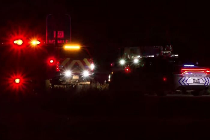 A síneken hagyták a rabot a rendőrök, jött a vonat