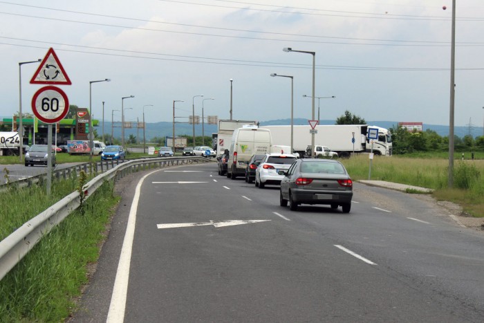 Rám dudál, integet, anyázik, amiért szabályosan be akarok sorolni?