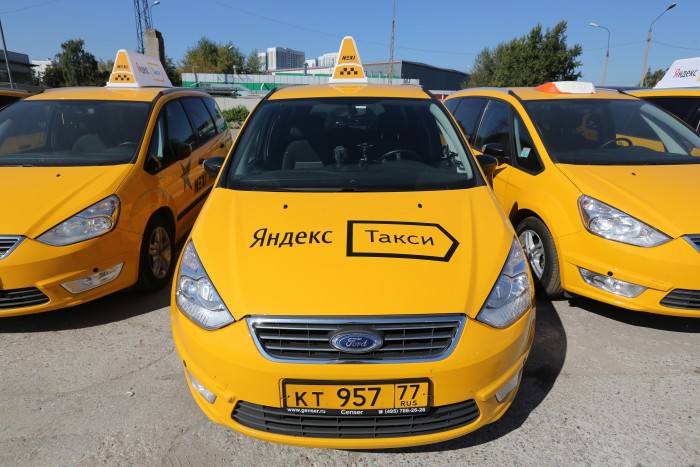 Meghekkelték az orosz taxikat, hogy dugót okozzanak