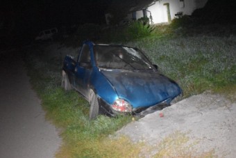 Betonhídnak csapta a félig szétvágott Opelt a 15 éves fiú