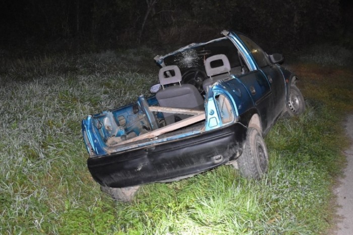 Betonhídnak csapta a félig szétvágott Opelt a 15 éves fiú 1