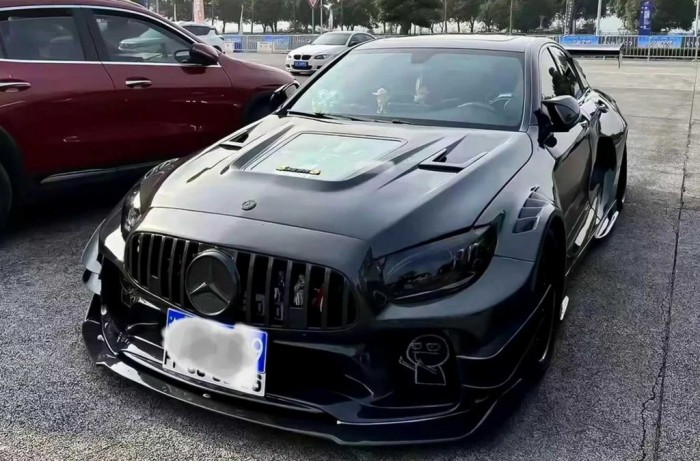 Visszafogott Mercedesből faragtak fekete mélytengeri szörnyet 3