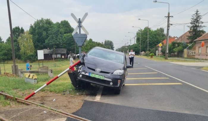 Nem mindennapi baleset történt egy hazai vasúti átjáróban 2