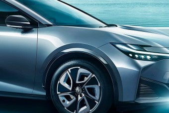 Házon belüli rekordot dönt a Toyota új szedánja