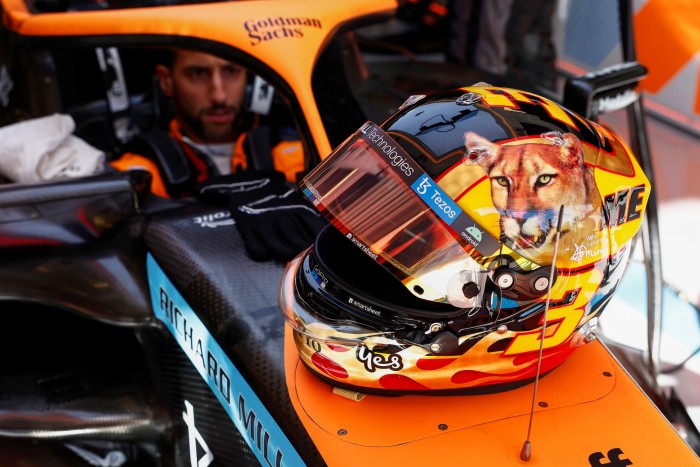 Színkavalkád az F1-ben: itt vannak a menő austini sisakok