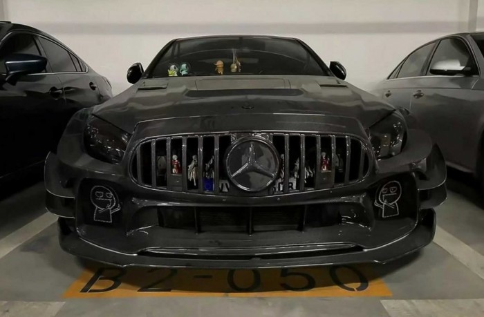 Visszafogott Mercedesből faragtak fekete mélytengeri szörnyet 2