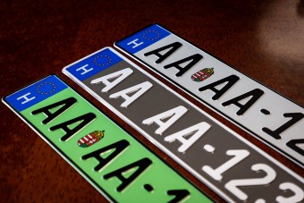 Továbbra is kapkodják az új rendszámokat