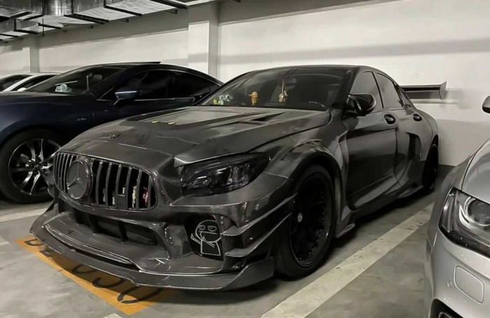 Visszafogott Mercedesből faragtak fekete mélytengeri szörnyet 1