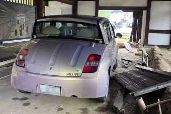 Egy 700 éves templomi klotyóba rongyolt bele a japán autós