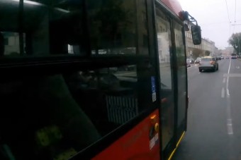 Betartotta a KRESZ-t a bringás, majdnem kivasalta a 80-as troli