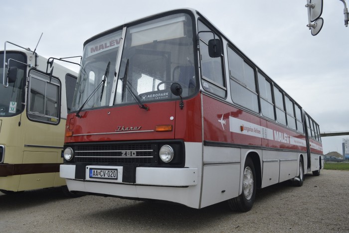 Legalább 120 Ikarus sorakozik fel a ferihegyi repülőtérnél