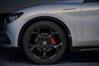 Matt szürkében vadítóak az új Alfák