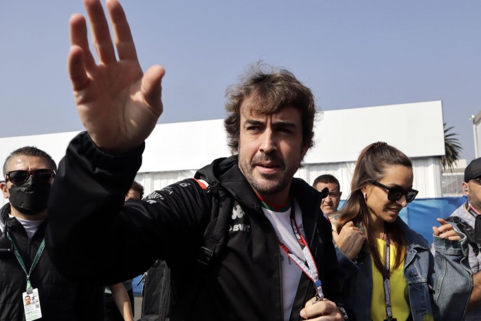 F1: Alonso letolta a szurkolóit